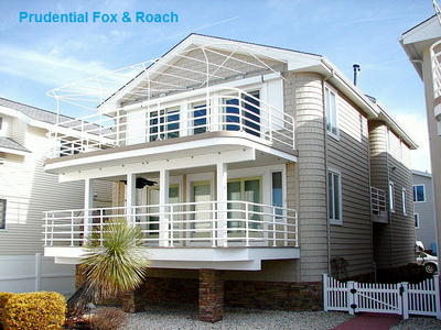 1042 Bayfront, Ocean city New Jersey. Bayfront 2nd floor. 
Three bedrooms, two baths, central air conditioning, parking for one car. Rented weeks are indicated by a minus sign. 